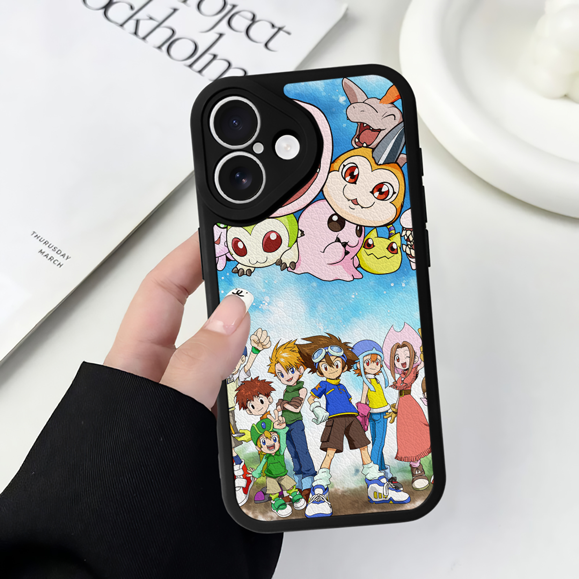 （画像用） Digimon デジタルモンスター/デジモン 【iPhone 16シリーズ対応】シリコンスマホケース（レザー調） 材質：シリコン